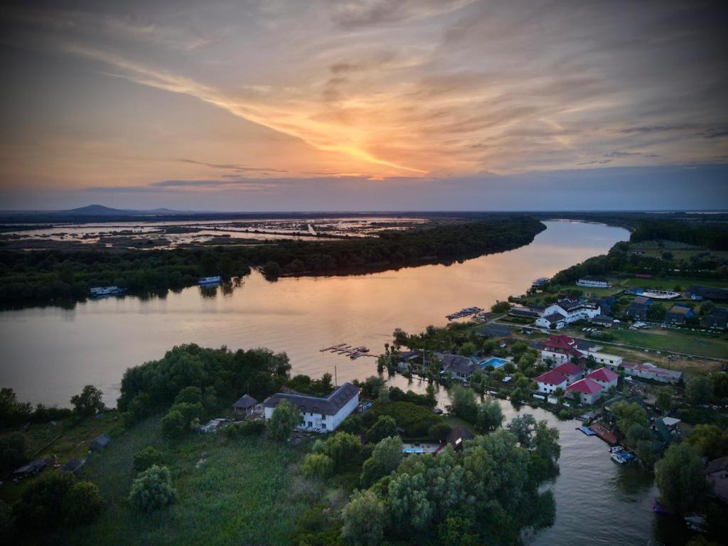 Uzlina Dumbrava酒店 外观 照片